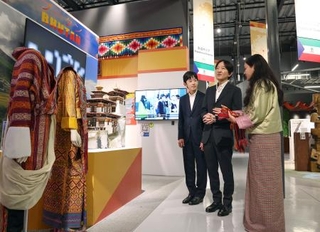 　ブータンのブースを視察される秋篠宮さまと長男悠仁さま＝２５日午後、大阪市此花区の夢洲（代表撮影）