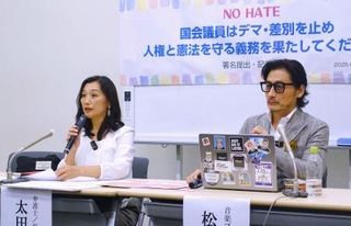 　記者会見する太田啓子弁護士（左）と音楽プロデューサーの松尾潔氏＝２５日午後、東京都内