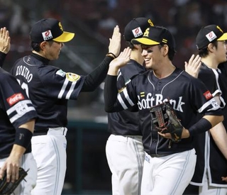 　楽天に勝利し、タッチを交わすソフトバンク・小久保監督（左）と栗原＝楽天モバイルパーク