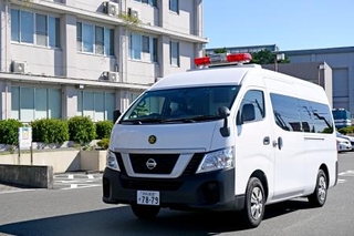 　送検のため、静岡県警磐田署を出る鈴木鉄三容疑者を乗せた車＝２６日午前９時１１分