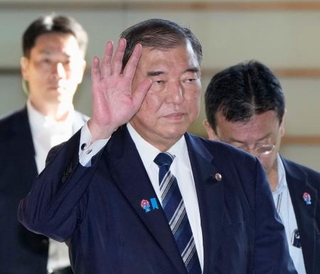 　首相官邸に入る石破首相＝２６日午前