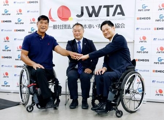 　ポーズをとる（右から）日本車いすテニス協会の外部アドバイザーに就任した国枝慎吾さん、川廷尚弘新会長ら＝２６日、東京都内