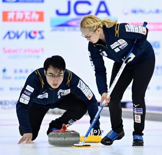 　１次リーグで上野美優、山口剛史組と対戦し、ショットを放つ青木豪。右は小穴桃里＝稚内市みどりスポーツパーク