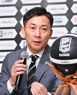 　記者会見するＢリーグの島田慎二チェアマン＝２６日、東京都千代田区