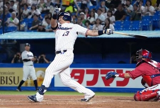 　１回ヤクルト２死一、二塁、オスナが左前に先制打を放つ＝神宮
