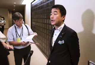 　会合後、記者団の取材に応じる自民党の佐々木紀衆院議員＝２６日午後、金沢市