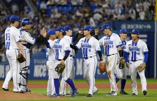 　巨人に勝利し、タッチを交わすＤｅＮＡナイン＝横浜