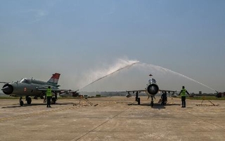 　２６日、最後の飛行を終えたミグ２１戦闘機＝インド北部チャンディガル（ＡＰ＝共同）