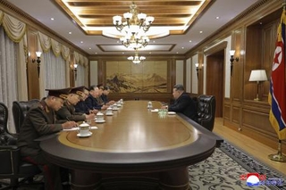 　核関連分野の科学者や技術者との重要会議に臨む北朝鮮の金正恩朝鮮労働党総書記（右）＝２６日（朝鮮中央通信＝共同）