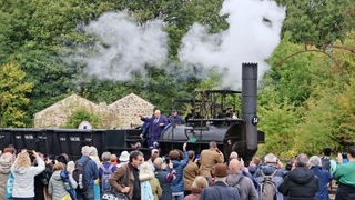 　２６日、英中部シルドンを走る２００年前のモデルを再現した蒸気機関車（共同）