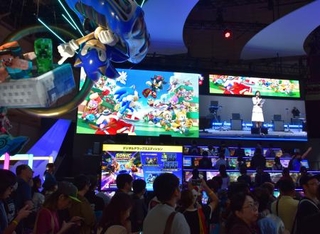 　セガの最新作「ソニックレーシング　クロスワールド」の体験コーナー＝２７日午前、千葉市の幕張メッセ