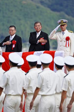 　京都府舞鶴市の海上保安学校で、卒業生らの行進を見守る石破首相（中央）＝２７日午前