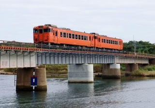 　ＪＲ山陰線人丸-滝部間を走行する普通列車＝２７日午前、山口県下関市