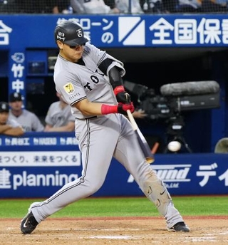 　９回巨人１死二、三塁、岡本が左前に２点打を放つ＝横浜