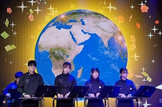 　オンラインオーケストラのリハーサルで演奏する学生ら＝２７日午後、大阪市此花区の夢洲