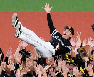 　プロ野球パ・リーグで２連覇を果たし、胴上げされるソフトバンクの小久保裕紀監督＝２７日、ベルーナドーム