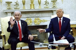 　会談するトランプ米大統領（右）とイスラエルのネタニヤフ首相＝４月７日、ワシントン（ゲッティ＝共同）