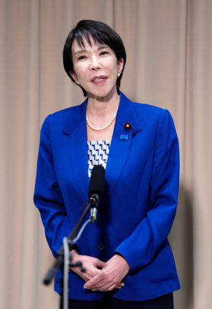 　記者団の取材に応じる高市前経済安保相＝２８日午前、東京都千代田区