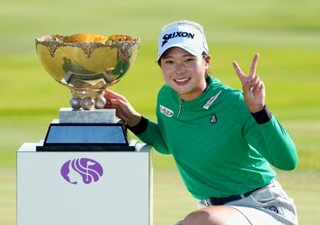 　通算９アンダーでツアー初優勝を果たし、笑顔でポーズをとる菅楓華＝利府ＧＣ
