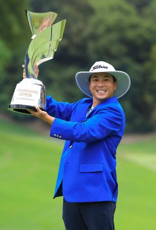 　通算２０アンダーでツアー初勝利を挙げ、トロフィーを手に笑顔の勝俣陵＝泉ケ丘ＣＣ