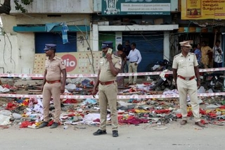 　インド南部タミルナド州カルルで起きた群衆事故の現場付近を警戒する警察官ら＝２８日（ロイター＝共同）