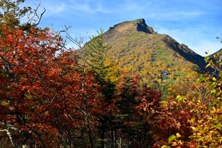 　紅葉が見頃を迎えた北海道・大雪山系の黒岳＝２８日午前