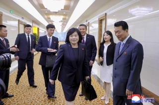 　訪中のため平壌国際空港を訪れた北朝鮮の崔善姫外相（中央）＝２７日（朝鮮中央通信＝共同）