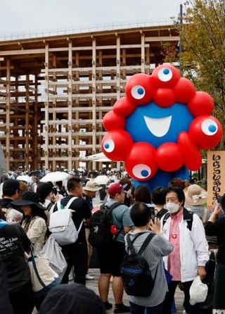 　多くの人でにぎわう大阪・関西万博の会場＝２９日午前、大阪市此花区の夢洲