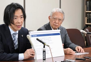 　大川原化工機を巡る冤罪事件で、検察審査会が当時の捜査員２人の不起訴を「不当」と議決したことを受け、記者会見する大川原正明社長（右）＝２９日午前、東京・霞が関の司法記者クラブ