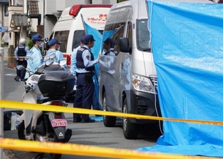 　成人女性２人の遺体が見つかった広島市南区の現場付近＝２９日午後１時３３分
