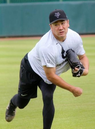 　キャッチボールをする巨人・田中将大＝ジャイアンツ球場