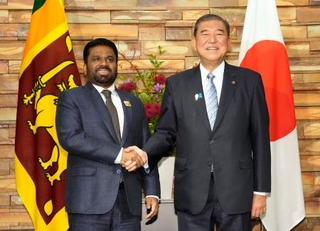 　会談前に、スリランカのディサナヤカ大統領（左）と握手する石破首相＝２９日午前、首相官邸