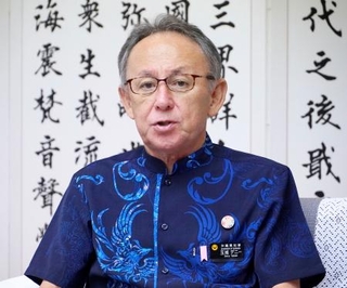 　任期満了まで残り１年となり、報道各社のインタビューに応じる沖縄県の玉城デニー知事＝２９日午後、沖縄県庁