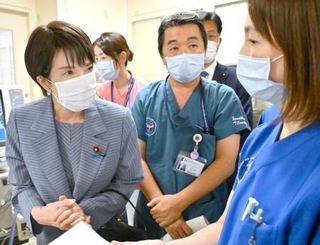 　東京都世田谷区の医療施設を視察する高市前経済安保相（左）＝２９日午後