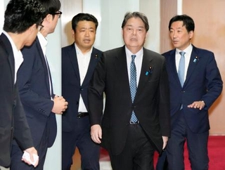 　自民党本部であいさつ回りをする林官房長官（右から２人目）＝２９日午前、東京・永田町
