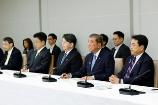 　月例経済報告等に関する関係閣僚会議に臨む石破首相（右から２人目）ら＝２９日午後、首相官邸