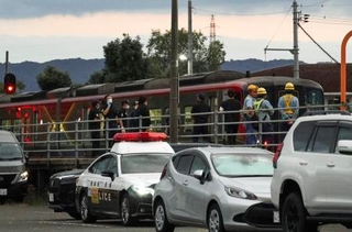 　ホームを通過中の特急列車に２人がはねられる事故があったＪＲ高徳線の勝瑞駅＝２９日午後５時５５分、徳島県藍住町