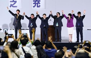 　名古屋市で開かれた自民党総裁選の演説会を終え、手を取り合う（左から）小林元経済安保相、茂木前幹事長、宮下一郎総裁選挙管理委員長代理、林官房長官、高市前経済安保相、小泉農相＝２６日