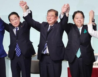 　２０２４年の自民党総裁選後に開かれた両院議員総会の壇上でポーズをとる（左から）岸田氏、石破氏、林氏＝東京・永田町の党本部