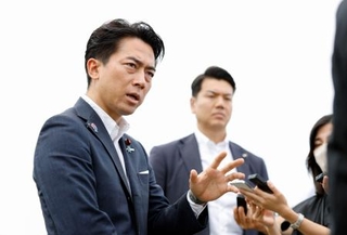 　報道陣の取材に応じる小泉農相＝２９日午前、東京都中野区