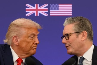 　１８日、ロンドン郊外で記者会見するトランプ米大統領（左）とスターマー英首相（ゲッティ＝共同）