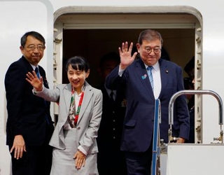 　韓国に向け出発する石破首相と妻の佳子さん＝３０日午後、羽田空港