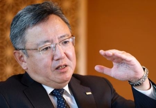 　インタビューに答えるみずほ証券の浜本吉郎社長