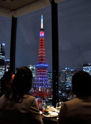　東京タワーを望む「ザ・プリンス　パークタワー東京」のバーの特別席＝３０日午後、東京都港区
