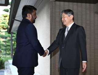 　スリランカのディサナヤカ大統領を出迎えられる天皇陛下＝３０日午後、皇居・御所（代表撮影）