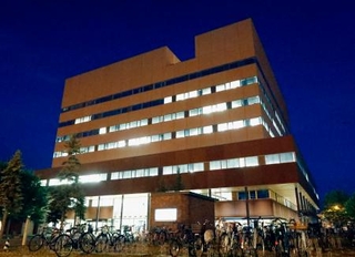 　北海道旭川市議会が入る市役所庁舎＝３０日夕