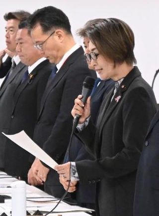 　強制不妊の被害者らとの定期協議の会合で発言する三原こども政策相（手前）＝３０日午後、東京都千代田区