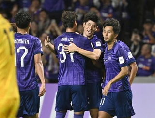 　広島-上海海港　前半、先制ゴールを決め喜ぶ広島・荒木（右から２人目）＝Ｅピース