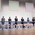 　ブルーフロント芝浦の「タワーＳ」開業式典に出席した野村不動産の松尾大作社長（左から４人目）ら＝１日午前、東京都港区