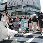 　猛暑日となった東京都心で、銀座の交差点を歩く人たち。気象庁は夏（６～８月）の平均気温が１８９８年の統計開始以降で最高になったと発表した＝１日午後